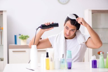 Tuvaletteki genç yakışıklı adam hijyen konseptinde. 