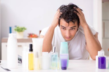 Tuvaletteki genç yakışıklı adam hijyen konseptinde. 