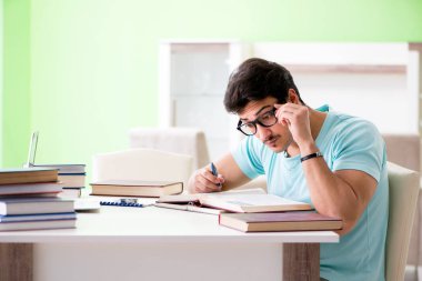 Evde üniversite sınavlarına hazırlanan öğrenci