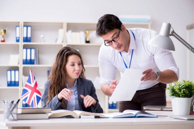 Öğretmen dil eğitiminde öğrenciye açıklama yapıyor