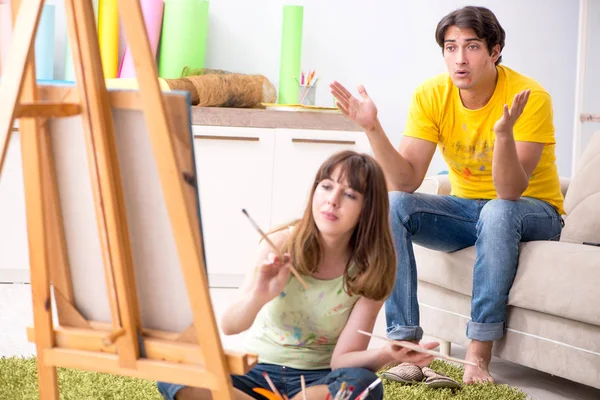 Evde resim yapmayı seven genç bir çift. — Stok fotoğraf
