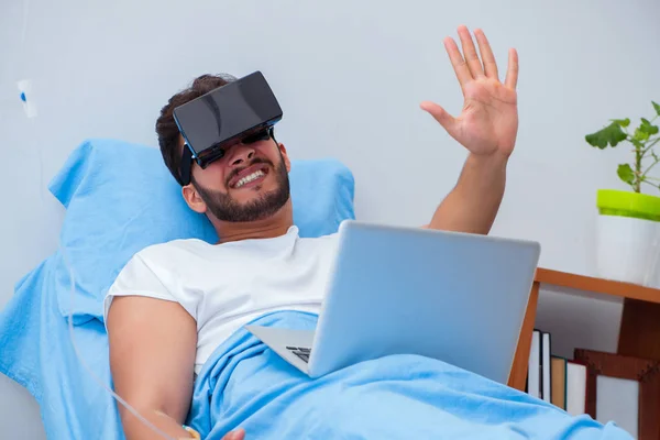 Paciente no hospital com óculos de realidade virtual — Fotografia de Stock