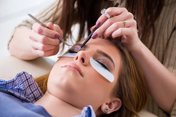 Junge Frau bekommt Wimpernverlängerung — Stockfoto