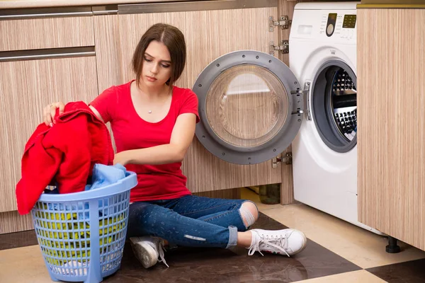 Femme faisant la lessive à la maison — Photo