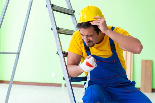 Injured worker at the work site — Stock Photo, Image