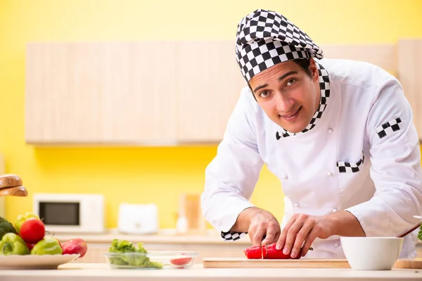 Jonge professionele kok bereidt salade thuis — Stockfoto