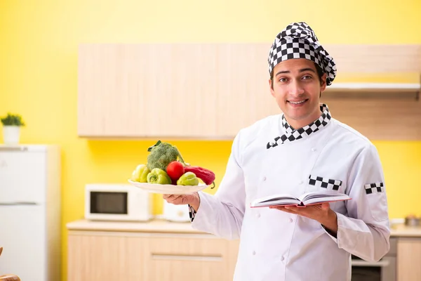 어린 전문 요리사가 집에서 샐러드를 준비하는 모습 — 스톡 사진