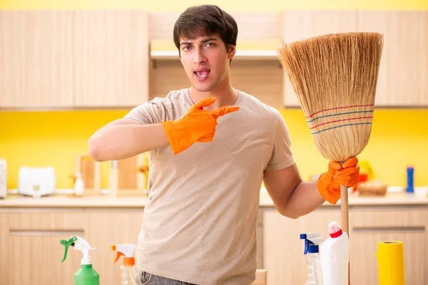 Single man cleaning kitchen at home — Stock Photo, Image