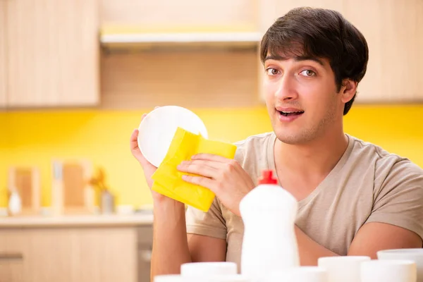 Hombre lavar los platos en casa — Foto de Stock