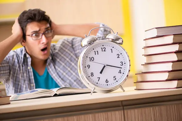 Estudiante preparándose para el examen sentado en la cocina —  Fotos de Stock