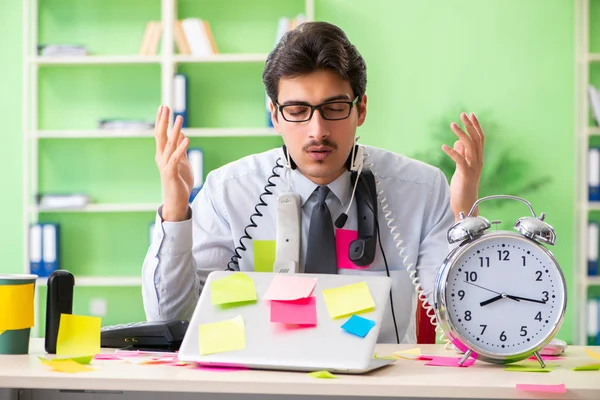 Jeune opérateur de bureau d'assistance travaillant dans le bureau avec de nombreux conflits — Photo