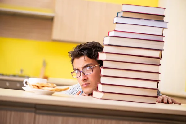 Estudiante preparándose para el examen sentado en la cocina — Foto de Stock