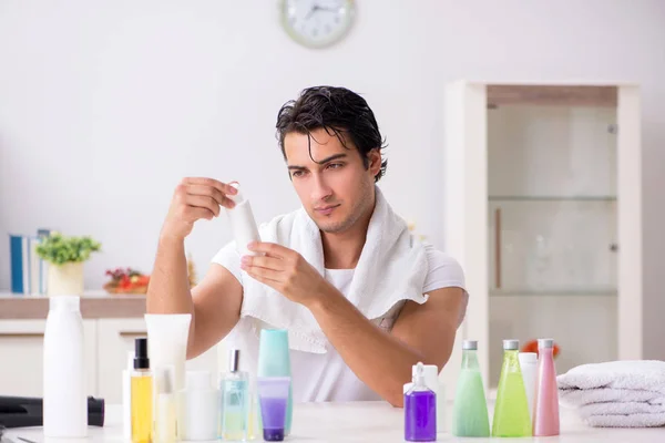 Joven hombre guapo en el baño en concepto de higiene —  Fotos de Stock