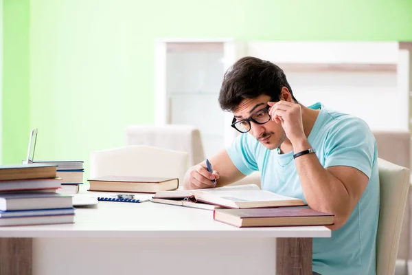 Étudiant se préparant aux examens universitaires à la maison — Photo