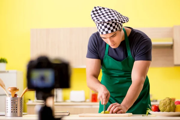 Jovem chef blogger explicando a preparação de alimentos — Fotografia de Stock