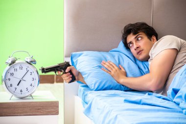 Uykusuzluk çeken bir adam.