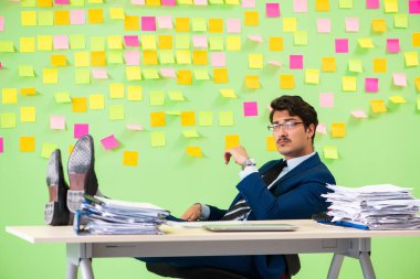 İş adamı önceliklerinde sorun yaşıyor.