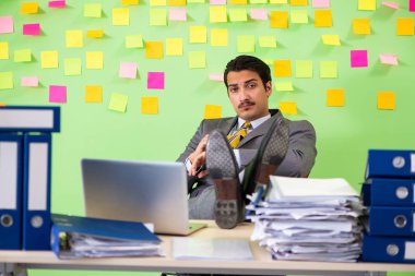 İş adamı önceliklerinde sorun yaşıyor.