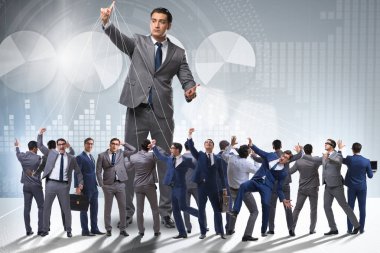 Patron çalışanı, çalışanlarını iş konseptinde manipüle ediyor.