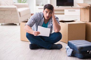 İşsiz bir adam haciz mektubu alıyor.