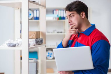 Posta deposunda çalışan adam.