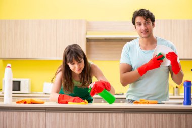 Mutfakta çalışan genç çift. 