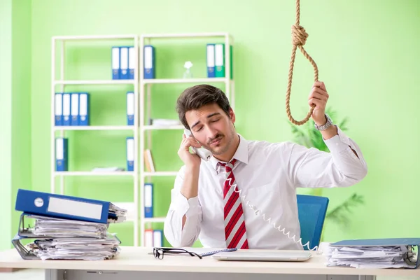 Empresário desesperado pensando em suicídio no escritório — Fotografia de Stock