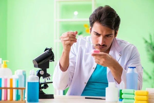 Jabón de prueba de químicos en el laboratorio —  Fotos de Stock