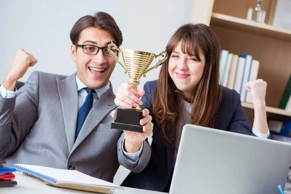 Conceito de trabalho em equipe com prêmio — Fotografia de Stock