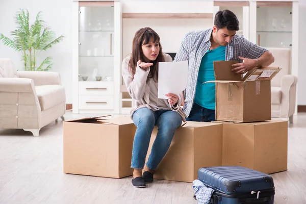 Junges Paar erhält Zwangsvollstreckungsbescheid — Stockfoto