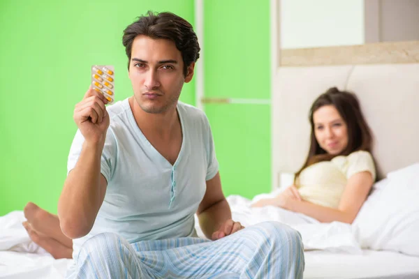 Mann nimmt Pillen zur Befriedigung der Frau — Stockfoto