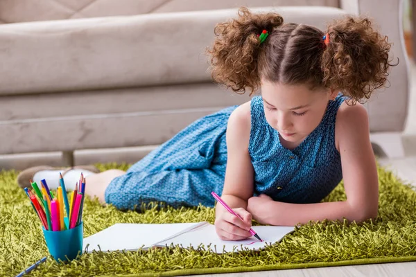 Niña dibujando sobre papel con lápices — Foto de Stock