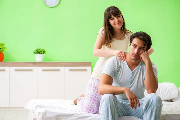 Жінка робить масаж зі своїм чоловіком у спальні — стокове фото