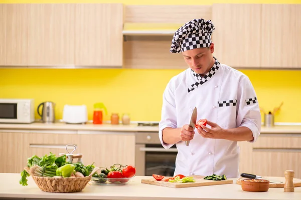 Genç profesyonel aşçı mutfakta salata hazırlıyor. — Stok fotoğraf