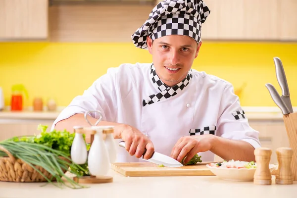 年轻的专业厨师在厨房准备沙拉 — 图库照片