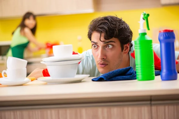 Jong stel aan het werk in de keuken — Stockfoto