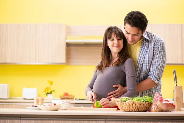 Man Zwangere Vrouw Het Bereiden Van Salade Keuken — Stockfoto