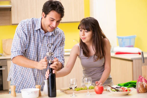 Casal jovem celebrando aniversário de casamento na cozinha — Fotografia de Stock