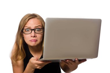 Dizüstü bilgisayarı olan kadın beyazda izole edilmiş. 