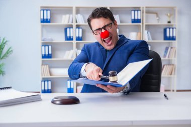 Ofisinde çalışan bir avukat.