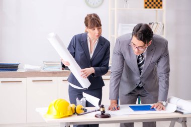 Erkek ve kadın inşaat projesini tartışıyor