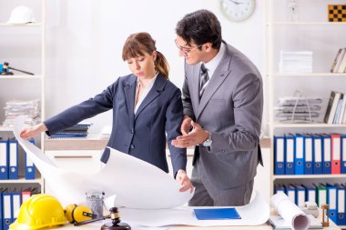 Erkek ve kadın inşaat projesini tartışıyor