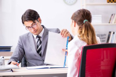 Erkek ve kadın ofiste tartışıyorlar.