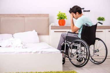 Genç yakışıklı engelli adam evde iyileşiyor. 