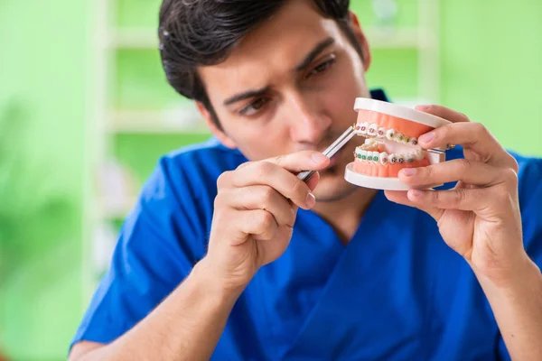 Man tandarts werkt aan nieuwe tanden implantaat — Stockfoto