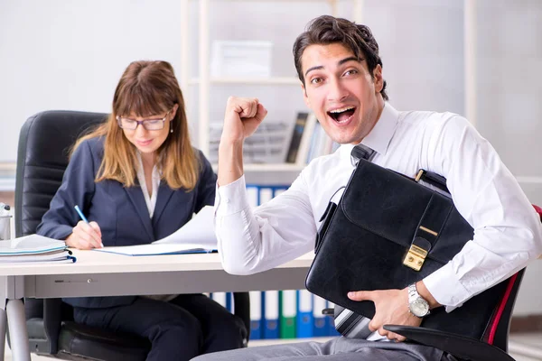 Homme et femme discutant au bureau — Photo