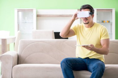 Sanal gerçeklik gözlüklü genç adam.