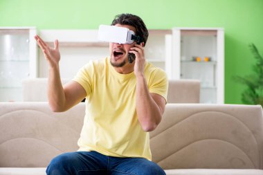 Sanal gerçeklik gözlüklü genç adam.