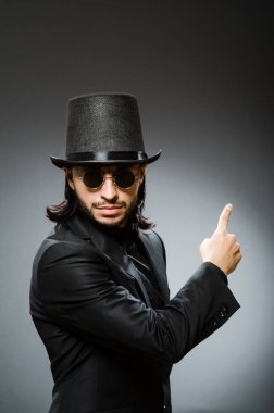 Siyah şapkalı bir adamın klasik konsepti.