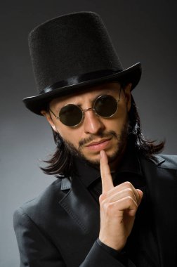 Siyah şapkalı bir adamın klasik konsepti.